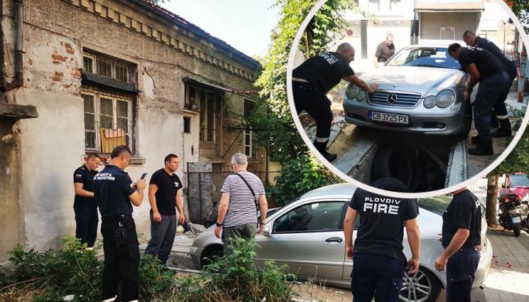 пожарникари пловдив - ДА МИНЕ ТЪНКО: Мъж избегна синята зона, но колата му падна в канал (СНИМКИ)