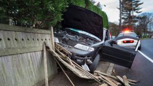 Бившият хърватски президент Иво Йосиповичразби с кола оградата на едно