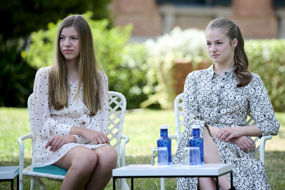 Пораснали момичета: Испанските принцеси Леонор и София греят на събитие в слънчева Испания
