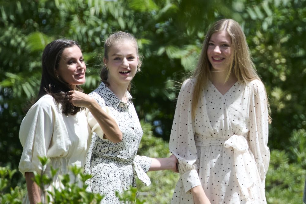 Пораснали момичета: Испанските принцеси Леонор и София греят на събитие в слънчева Испания