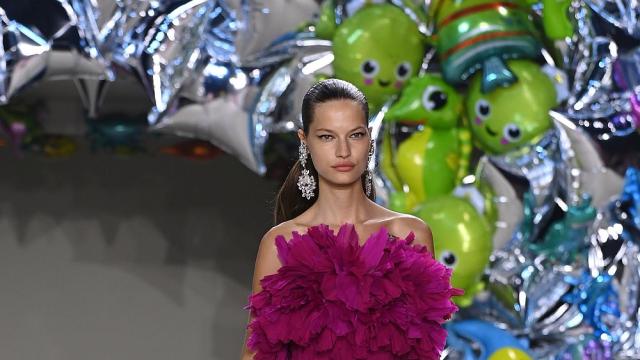 Бляскави рокли, кристали и щраусови пера: Джамбатиста Вали на Седмицата на модата в Париж (СНИМКИ)
