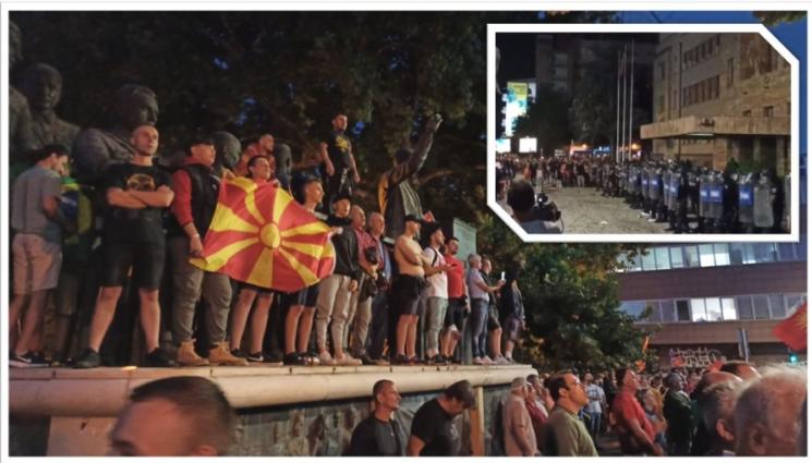 а - СБЛЪСЪЦИ В СКОПИЕ: Протестиращи с димки, бутилки и камъни опитаха да щурмуват парламента, ранени са полицаи (ВИДЕО)