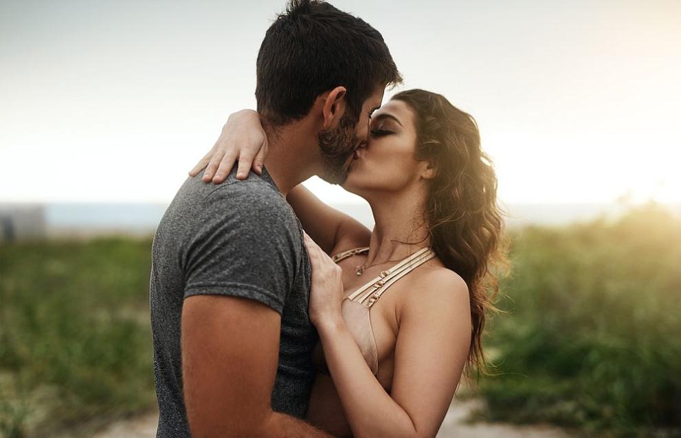 Целувката обикновено се възприема като акт на романтика, интимна близост