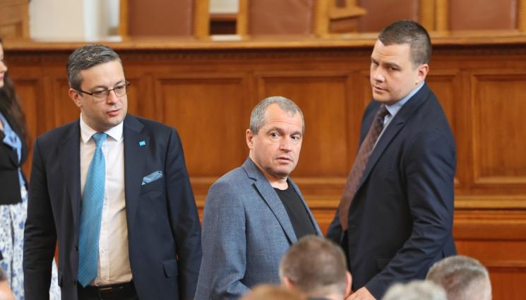 а - ПАНАИР В ПАРЛАМЕНТА: Депутатите на косъм от бой, Йорданов нарече колегите си от БСП - 