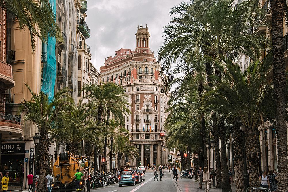 Градът притежава компактен стар градски център, пълен с прекрасни сгради, исторически забележителности, площади, музеи, градини и очарователни малки улички.