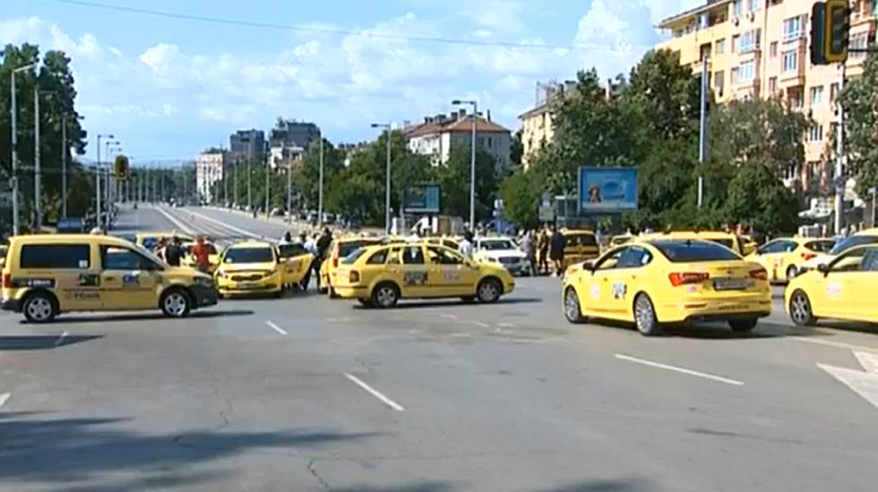 Таксиметрови шофьори блокираха за кратко кръстовището на бул. Черни връх