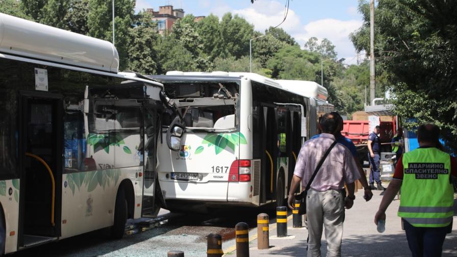 Два автобуса на градския транспорт се удариха в София