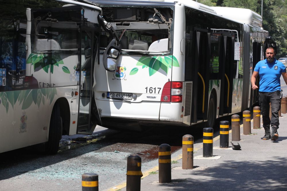 Два автобуса се удариха в столицата