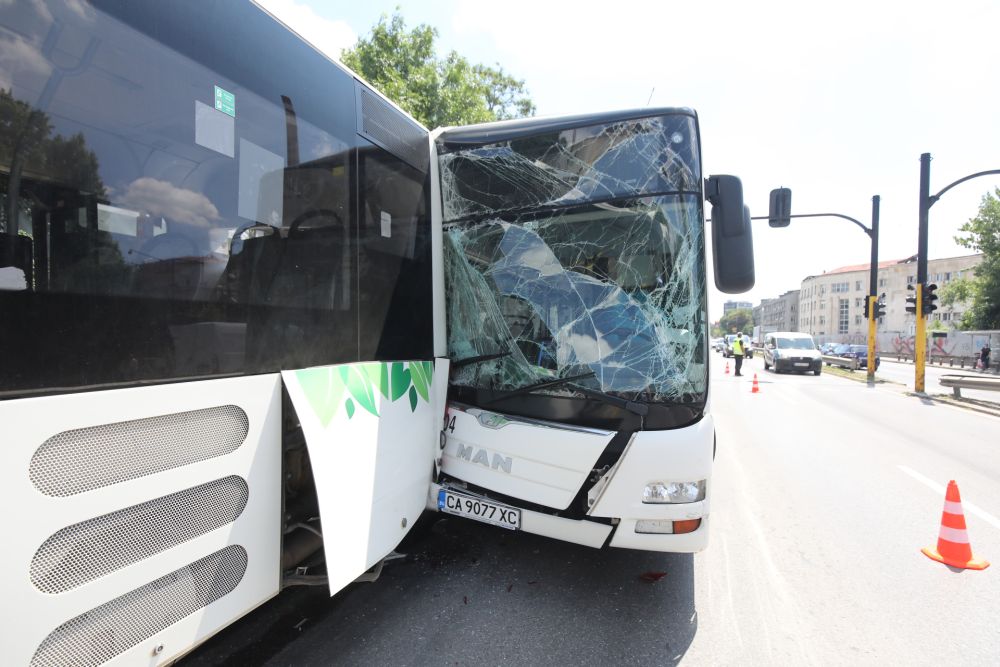 Два автобуса се<strong> удариха </strong>в София.<br />
<br />
Инцидентът е станал към 11:00 часа в района на бул. 