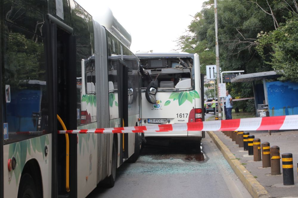 Два автобуса се удариха в столицата