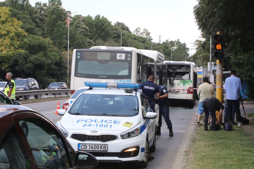 Два автобуса се удариха в столицата