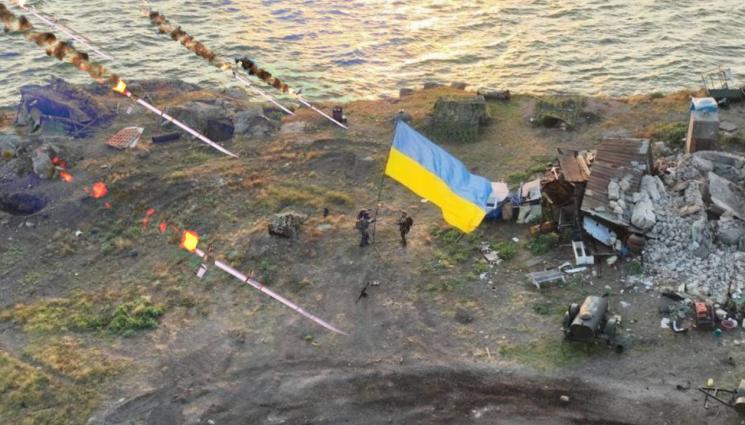 Змийски остров - ДРАМА НА ЗМИЙСКИЯ ОСТРОВ: Украинците развяха знамето си, получиха руски ракети (ВИДЕО)