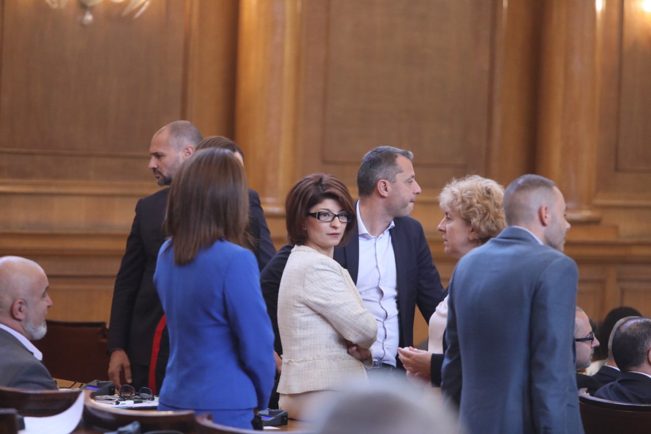 <p>Депутатите приключиха работа след два неуспешни опита за събиране на кворум в пленарната зала</p>