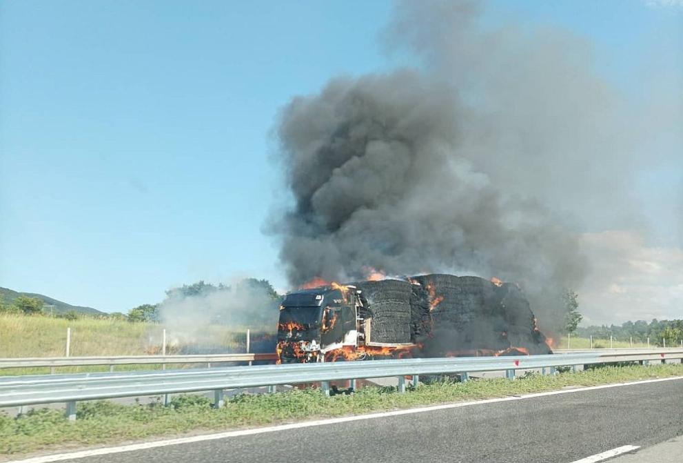 Тир, натоварен с бали слама, се запали на магистрала Тракия