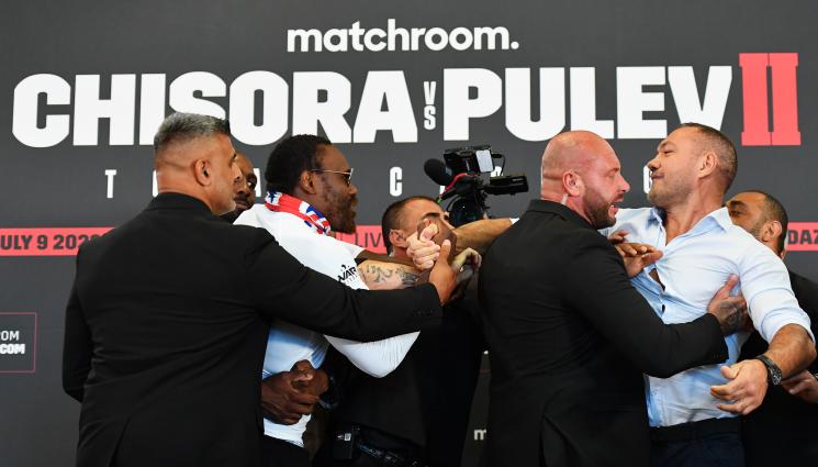 Кубрат Пулев - Напрежението расте: Охранители разтървават Кобрата и Чисора (ВИДЕО)