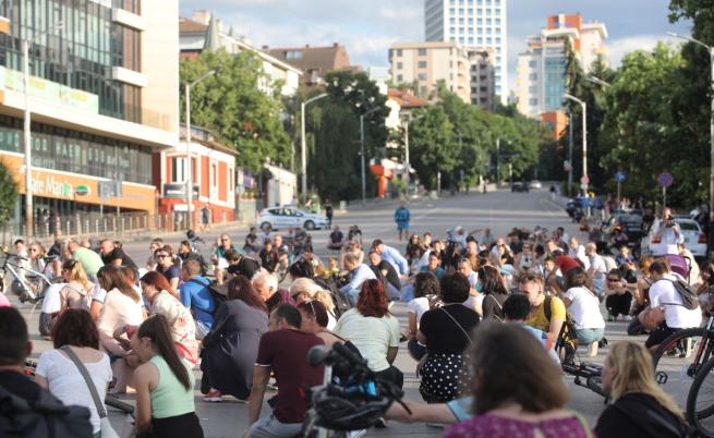 Втори ден мирни протести на мястото на тежката катастрофа в София