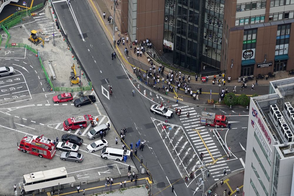 Япония е потресена след стрелбата по бившия премиер Шидзо Абе