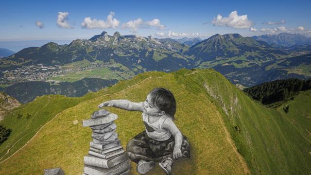 Художник нарисува картина с млечни протеини върху склон на Алпите