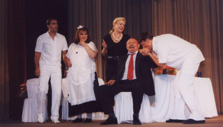 Антон Радичев спектакъл сцена - Антон Радичев с нов костюм за 75-годишния си юбилей