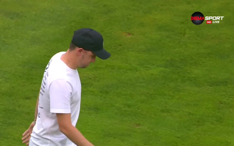 Капитанът на Ботев Пловдив - Тодор Неделев получи наградата си