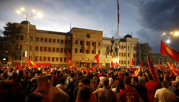 м - НАПРЕЖЕНИЕТО ПРОДЪЛЖАВА: Блокираха основни пътища в Северна Македония