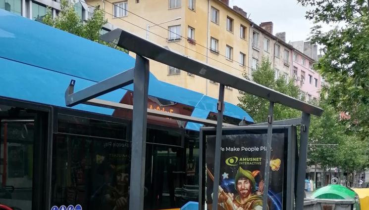 b - ПАК КАТАСТРОФА В СОФИЯ: Тролей се вряза в спирка