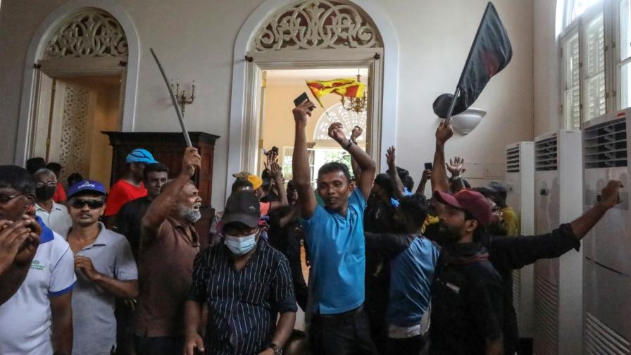 Протестиращи запалиха двореца на президента в Шри Ланка (СНИМКИ/ВИДЕО)