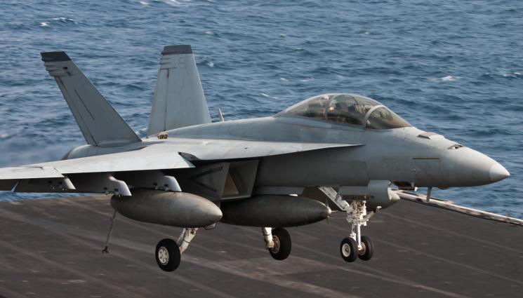 б - ЕКШЪН В МОРЕТО: Американски изтребител падна от самолетоносач