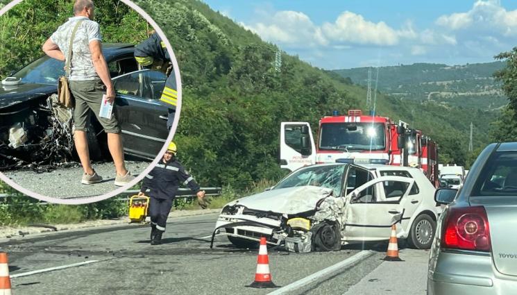 катастрофа предел - ЗВЕРСКО МЕЛЕ: Тежка катастрофа затвори пътя за Банско, две момичета пострадаха (СНИМКИ)