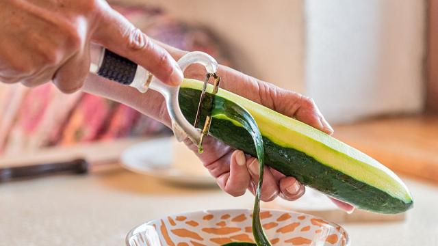 Диетологът съветва: Защо трябва да белите кората на краставиците