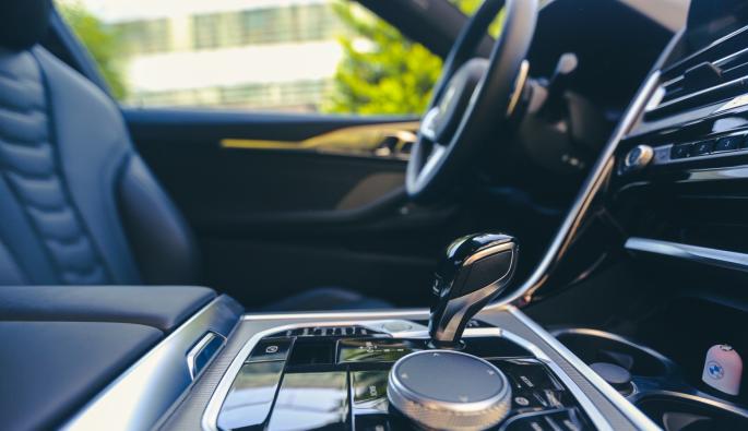  STOP&GO: Серийното оборудване включва BMW Live Cockpit Professional. Неговата напълно дигитална комбинация от индикатори включва 12,3-инчов екра зад волана и контролен дисплей, чиито диагонал вече с увеличен от 10,25 до 12,3 инча. Live Cockpit Professional включва и онлайн-базираната навигация BMW Maps, BMW Intelligent Personal Assistant, BMW Head-Up дисплей безжично интегриране на смартфони чрез WLAN, както и мултимедийна система.