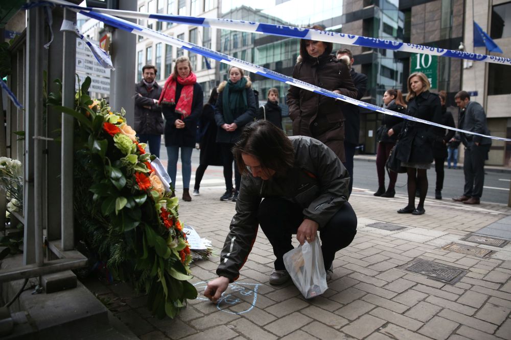 Става дума за трима души, които са се оцелели в нападенията, но са се самоубили няколко години след това, тъй като не са успели да преодолеят шока, който са преживели на 13 ноември 2015 г.