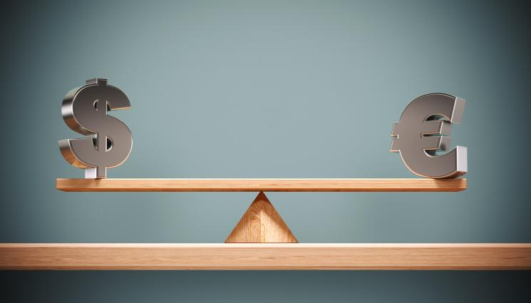 долар евро - За първи път от 20 години: Еврото се изравни с долара