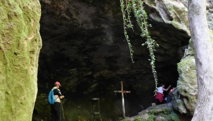 пещера светилище - ВЯРА: Извори на св. Марина връщат здравето