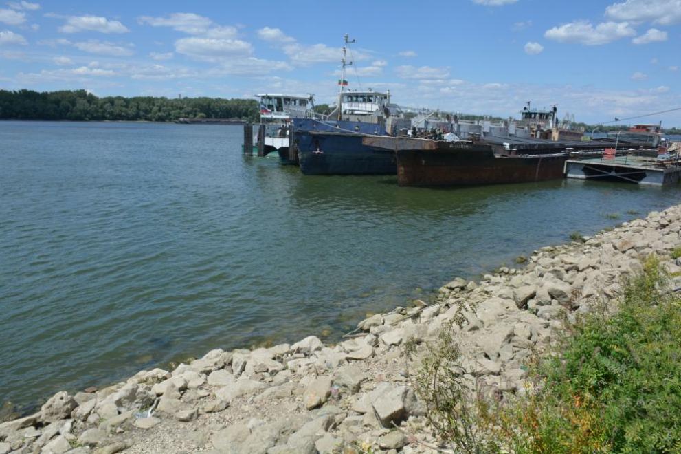 Нивото на река Дунав спада, като два прага затрудняват корабоплаването