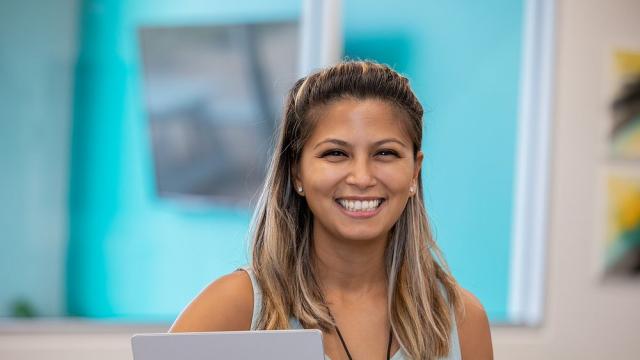 Филипински кмет към служители: Усмивка или глоба