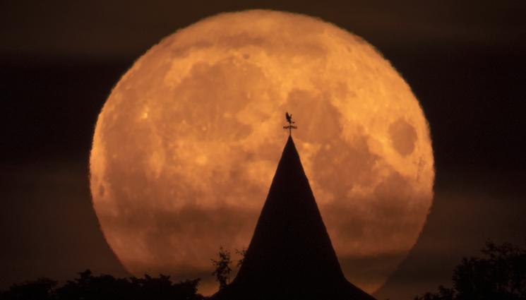 Супер Луна - ЗА ПЪРВИ ПЪТ: Суперлуна озари нощното небе. Първото от четирите зрелищни пълнолуния за годината