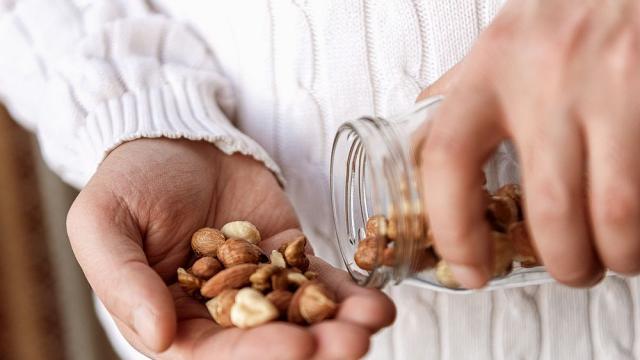 Повече ядки и хладни душове срещу напълняване през зимата