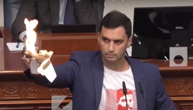 ф - ПАК СКАНДАЛ В СКОПИЕ: Депутат изгори лист с френското предложение (ВИДЕО)