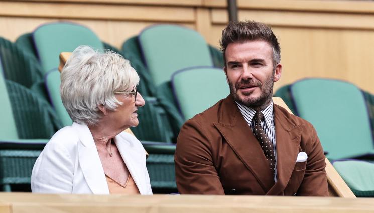 Дейвид Бекъм - Фенка докара Бекъм до съд. 58-годишна дама засипа бившия футболист с любовни писма, дори „цъфна“ в дома му