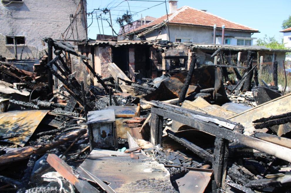 Нанесени са големи щети след пожар снощи (14 юли) в