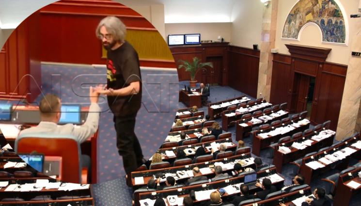 parlament - СБЛЪСЪК: Депутати в македонския парламент си скачат на бой