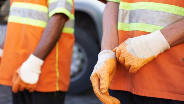 Боклукчия отиде на работа с пола заради забраната да носи шорти в жегите