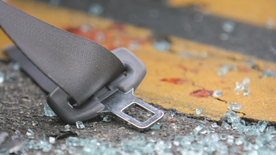Пешеходец загина след удар между две коли