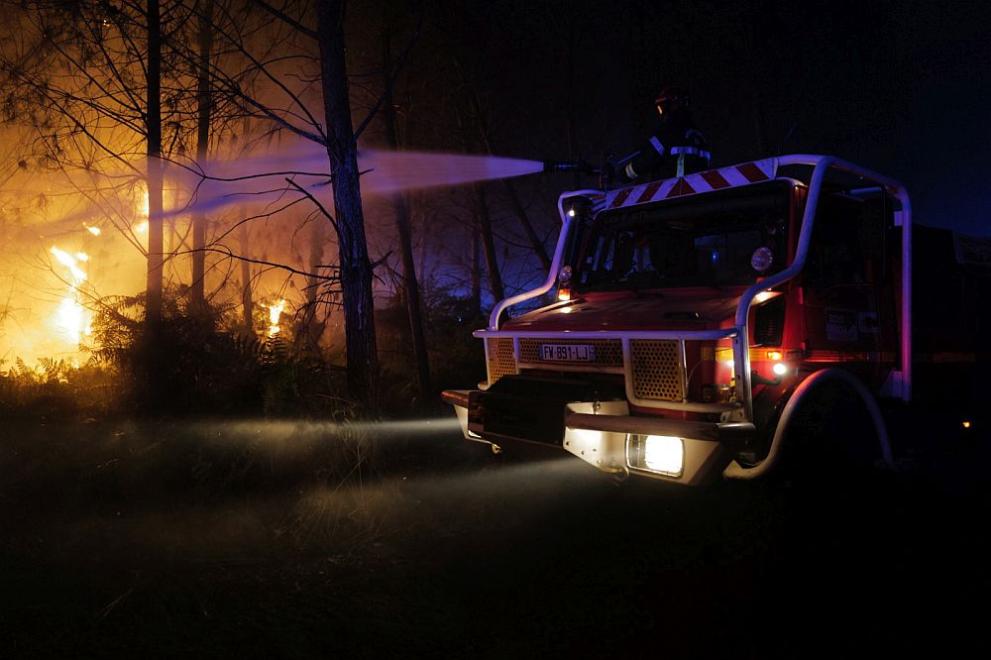 Повече от хиляда пожарникари продължават да се борят с големия