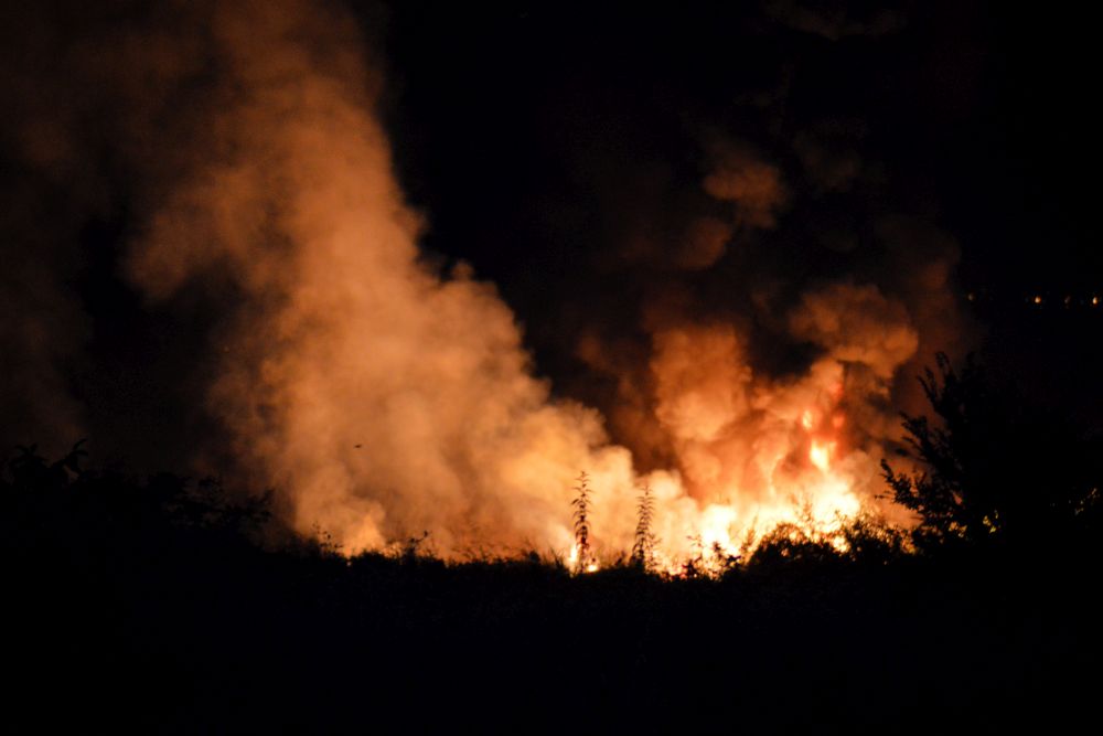 Товарен самолет се разби в събота вечерта близо до град Кавала в Северна Гърция. Той е превозвал 12 тона опасни материали, най-вече експлозиви. Машината Антонов An-12BK, UR-CIC, собственост на украинската авиокомпания "Меридиан", се разби в Палеохори близо до Кавала, Гърция. Местни жители казаха, че са видели огнено кълбо, а експлозии са се чували в продължение на два часа след катастрофата