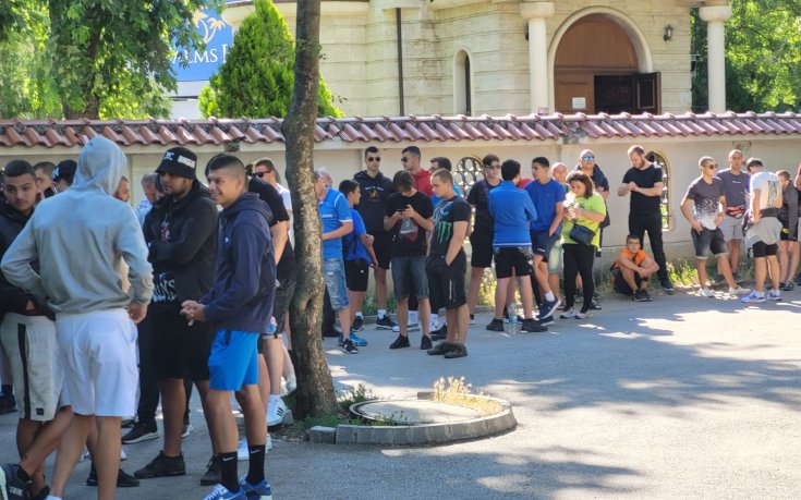 Лудост: Фенове на Левски чакат за билети от 1 часа след полунощ