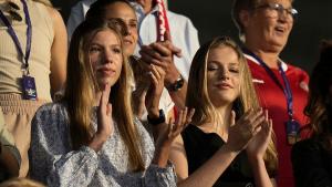 Наследничката на испанския престол 16 годишната принцеса Леонор и 15 годишната ѝ