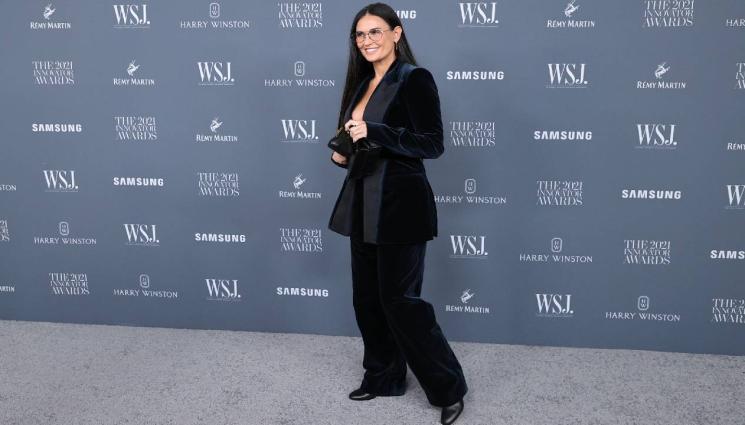 деми мур - Почитатели скочиха срещу Деми Мур, в скандала забъркано и кучето й (СНИМКИ)