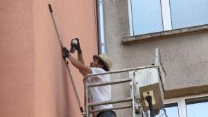 Белгийският художник Хейс Ванхее започна рисуването на стенопис в центъра